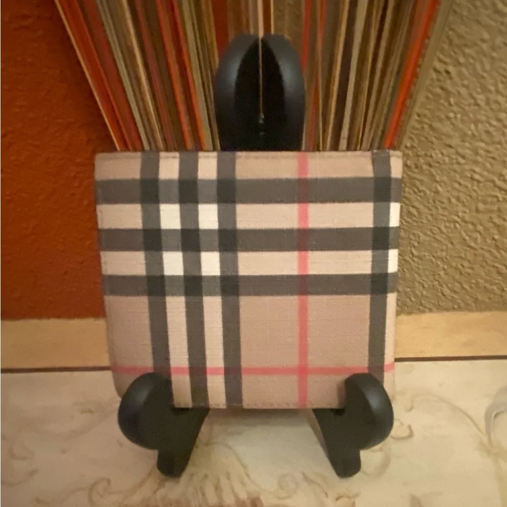 Burberry - EUC - Beige and Black Nova Check Wallet - Unisex - Like New
